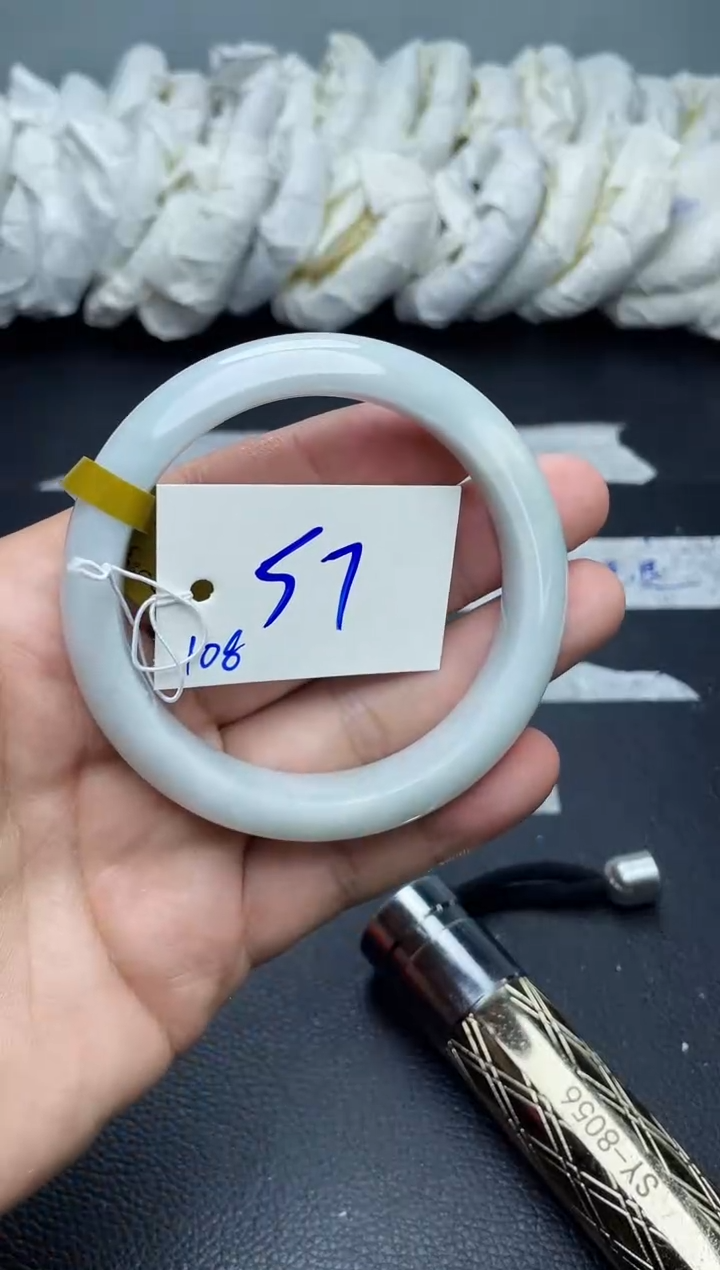 翡翠手镯未镶嵌108