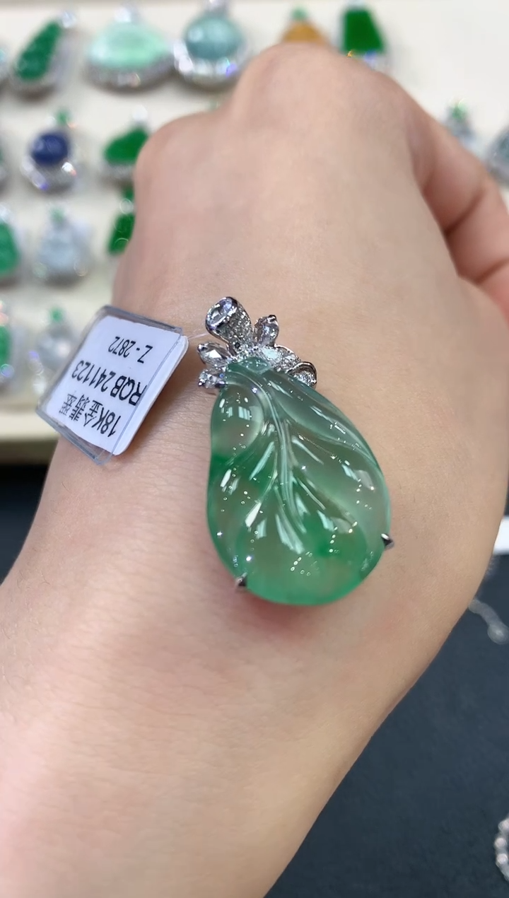 【闪购商品】翡翠吊坠(不含链)18K金镶嵌C130 