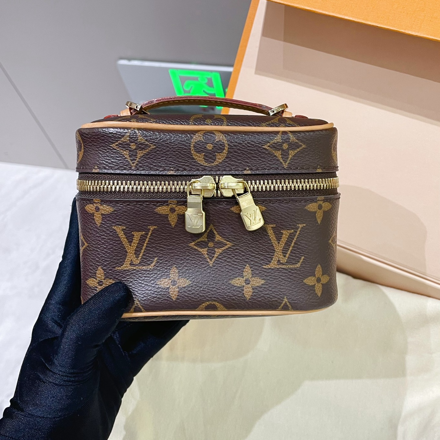 95新 LouisVuitton/路易威登  97新nano化妆手提包k