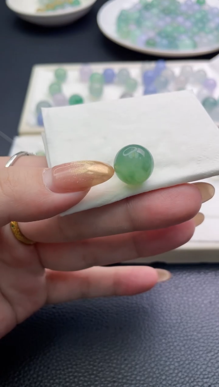 未镶嵌定制翡翠葡**丁珠子