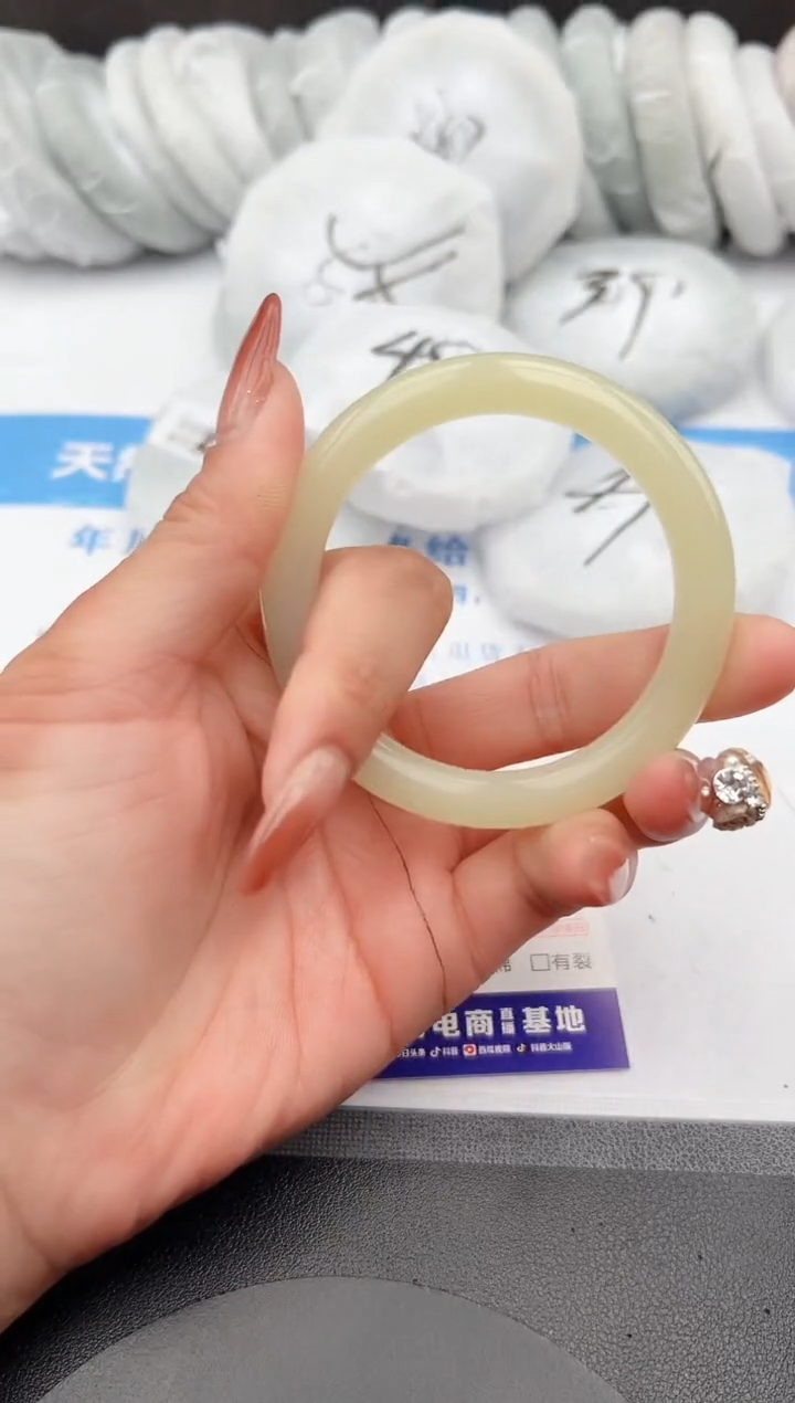 【闪购商品】石英质玉手镯未镶嵌z10-55