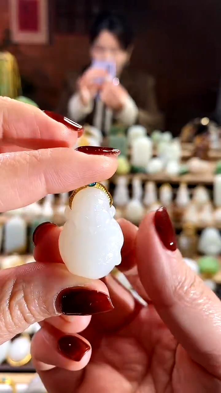 【闪购商品】和田玉吊坠18K金镶嵌。