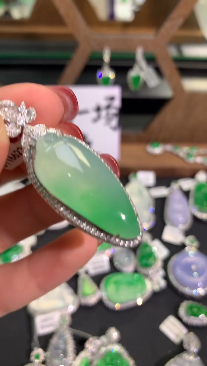 【闪购商品】翡翠吊坠(不含链)18K金镶嵌吊坠