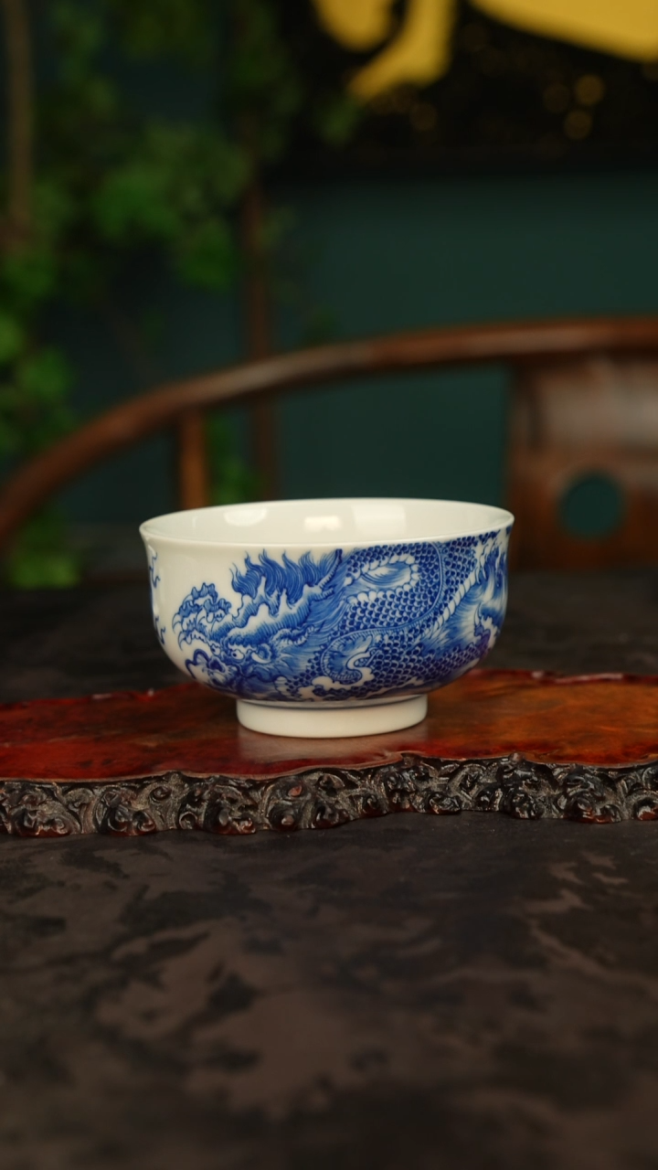青花手绘龙纹主人杯