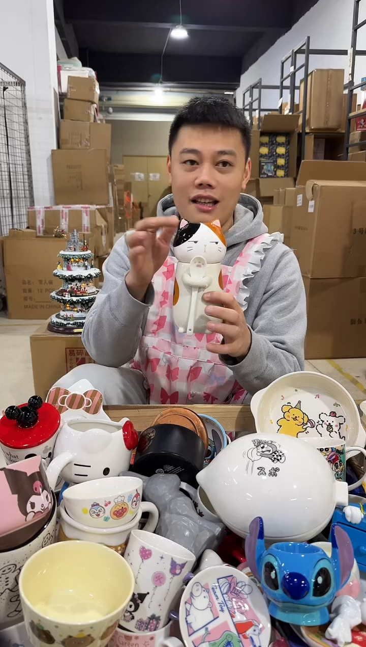 瓷片三花猫抱勺杯  