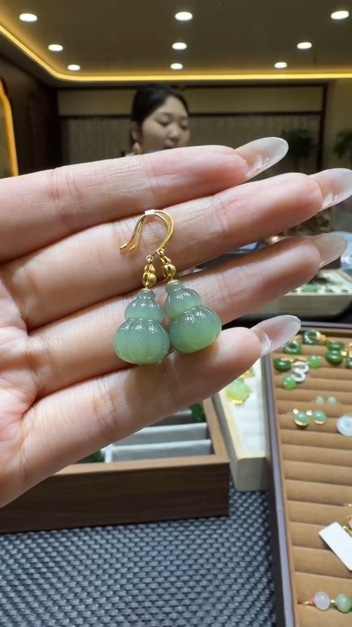 颈饰18K金镶嵌和田玉耳饰一对