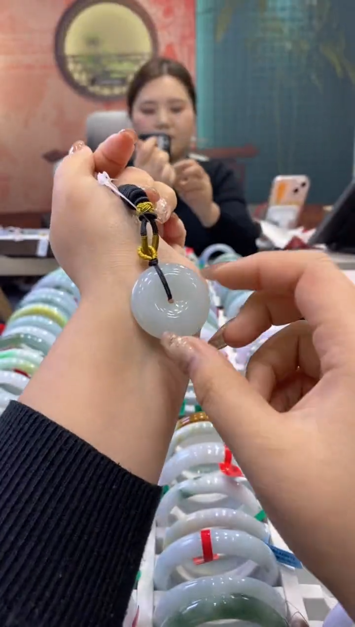 【闪购商品】翡翠吊坠(赠链)未镶嵌多人0011912