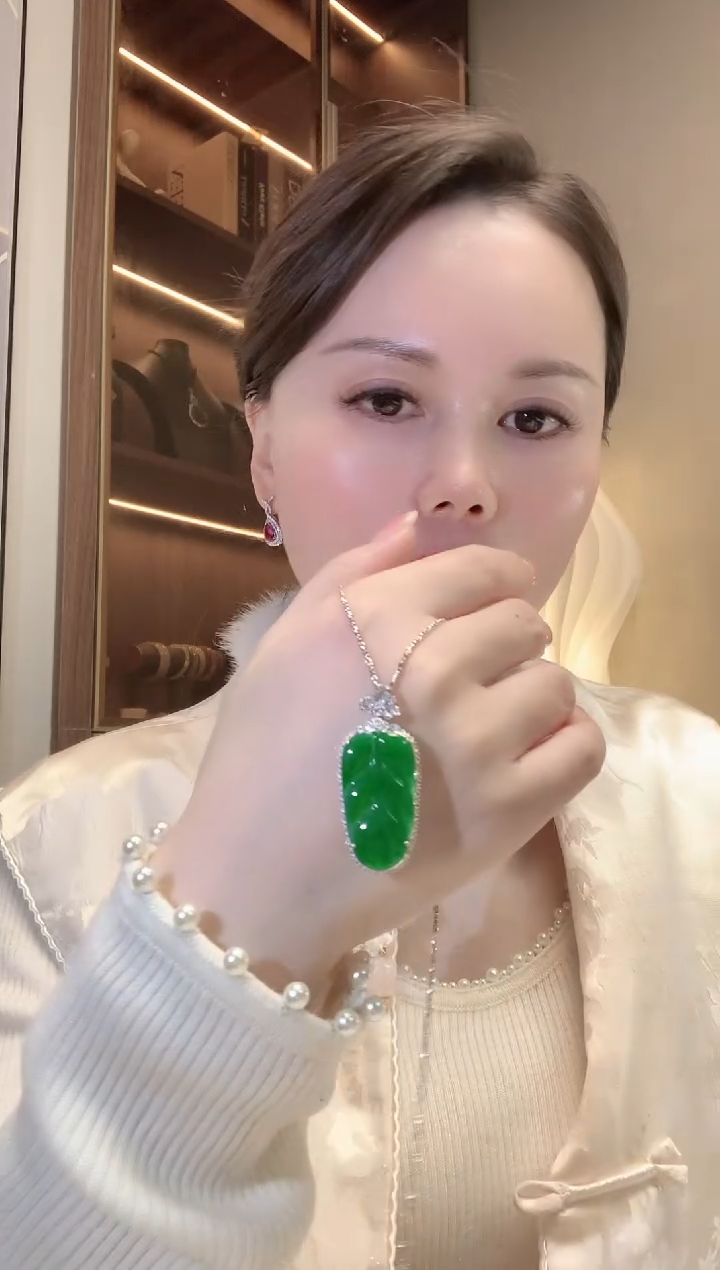 【闪购商品】翡翠吊坠(不含链)18K金镶嵌F51 