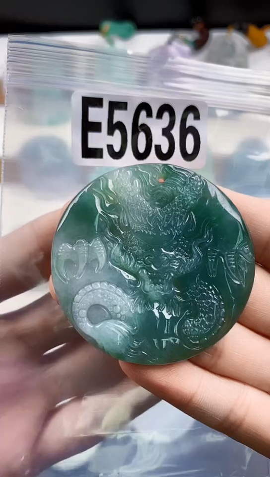 颈饰未镶嵌翡翠红*天然翡翠吊坠挂件