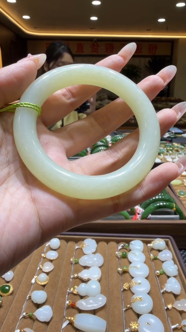 颈饰未镶嵌和田玉手镯57+