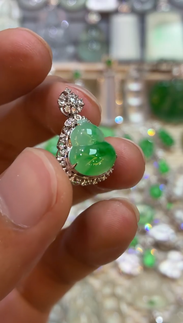 吊坠(不含链)18K金镶嵌翡翠葫芦