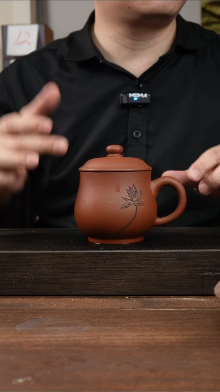 茶杯紫砂红清水莲花刻绘  盖杯 ！  