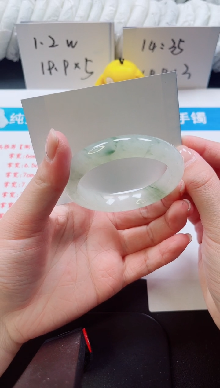 【闪购商品】石英质玉手镯未镶嵌81