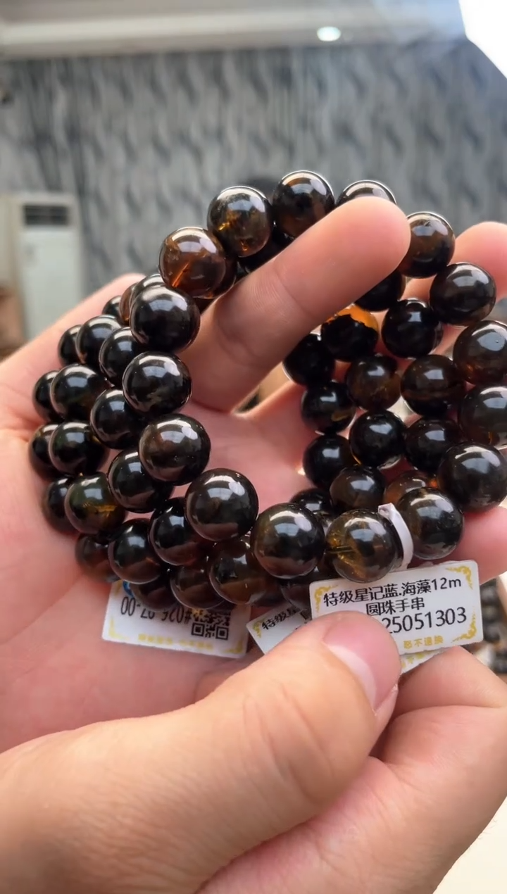 未镶嵌琥珀裸石12mm星际蓝手串多样性发其中一件