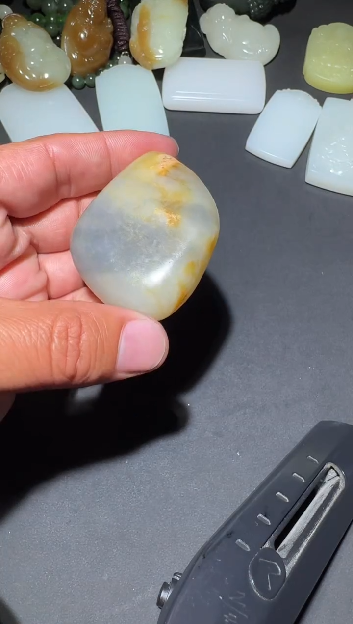 未镶嵌和田玉（糖玉）挂件和田玉