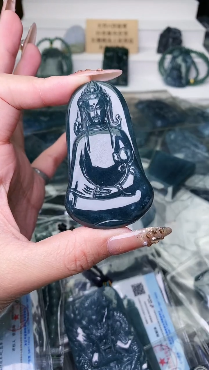 颈饰未镶嵌翡翠 