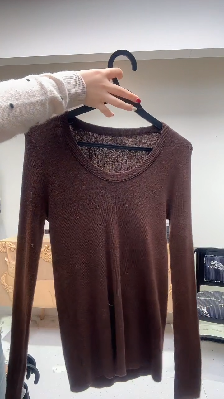 咖色圆领修身羊毛打底