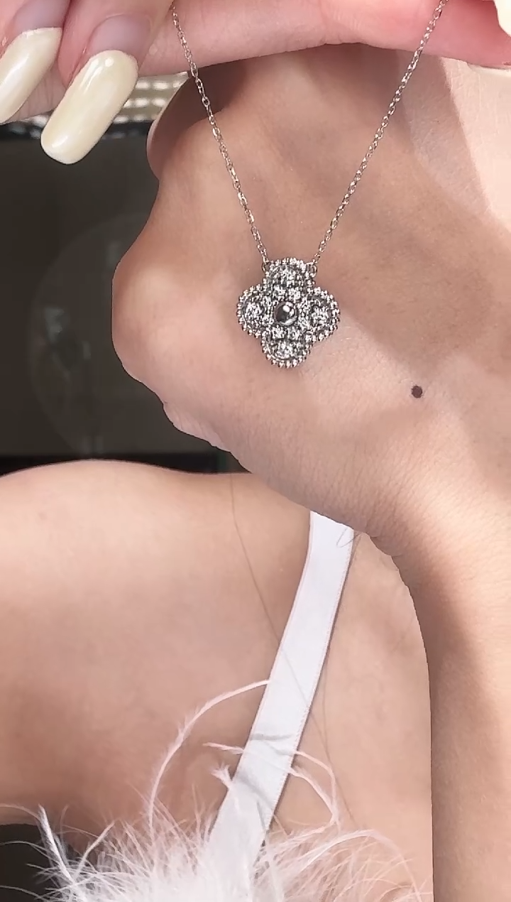 铂Pt950镶嵌项链钻石满钻四花项链