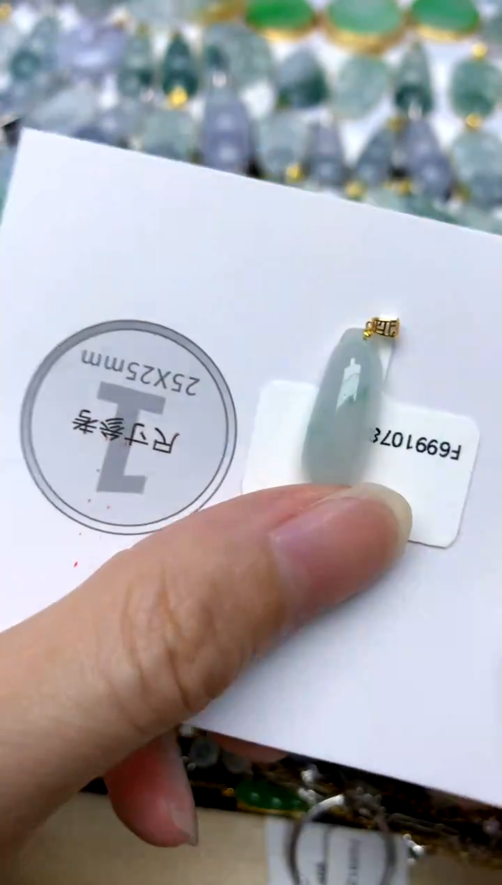 颈饰18K金镶嵌翡翠天然A货翡翠