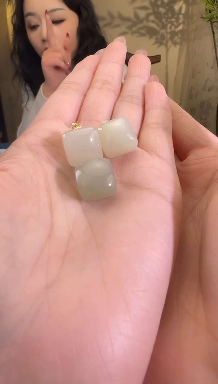 【闪购商品】和田玉颈饰18K金镶嵌方糖多样性发货