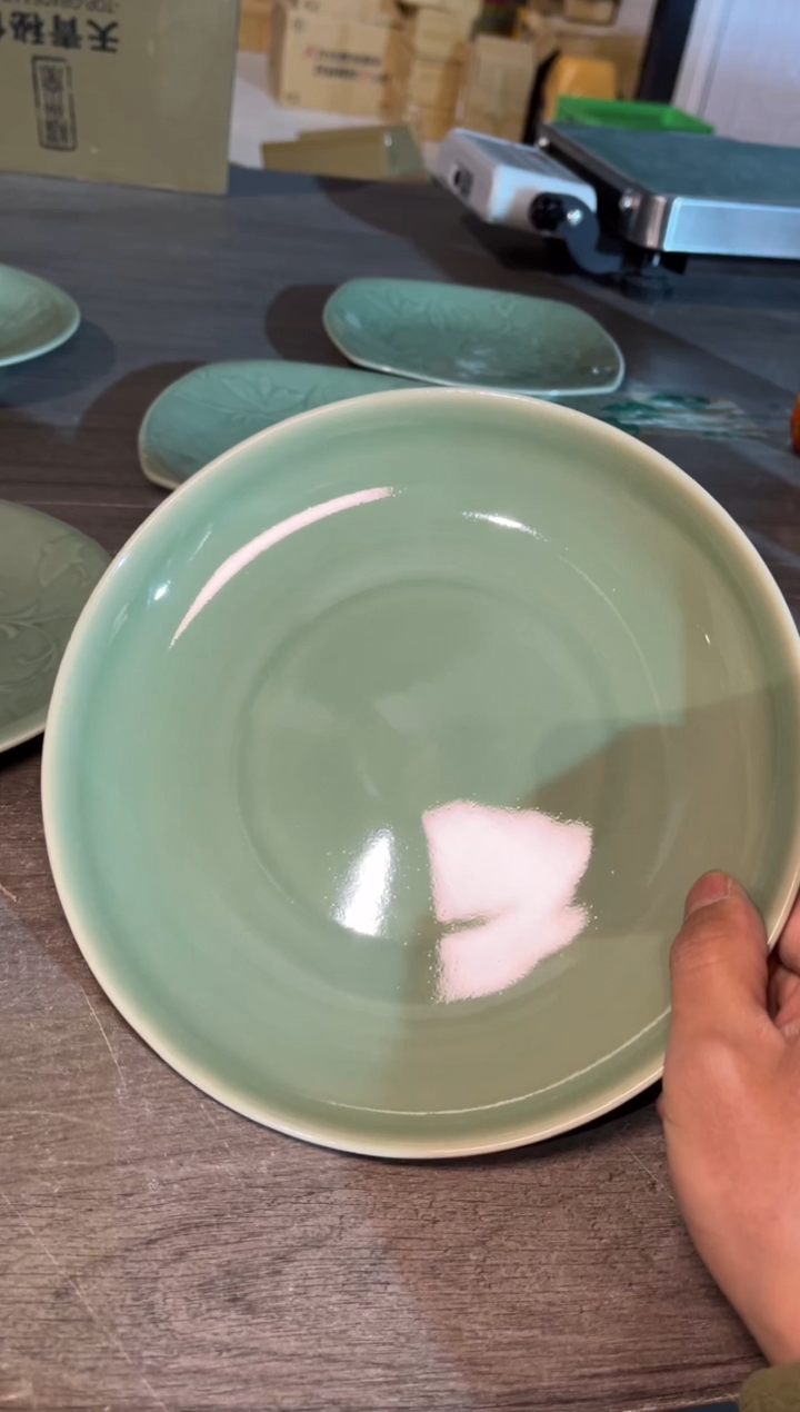 瓷瑕疵素面盘1只