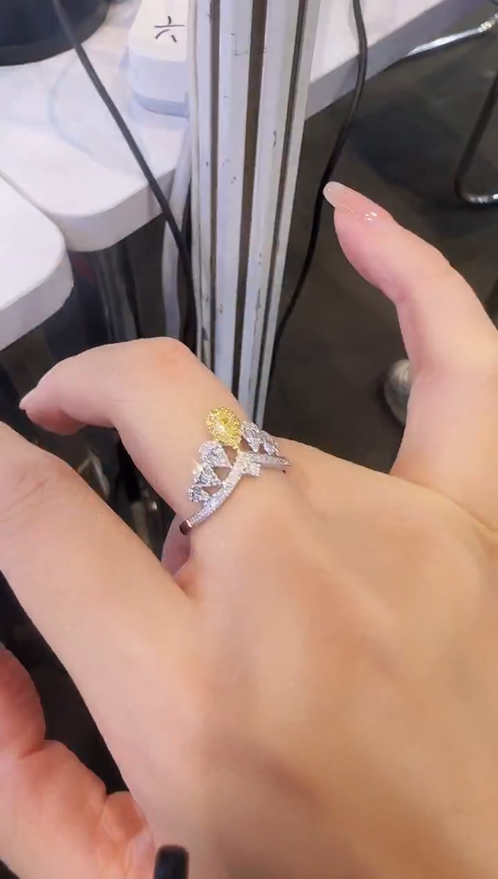 戒指18K金镶嵌钻石严选 皇冠水滴戒指