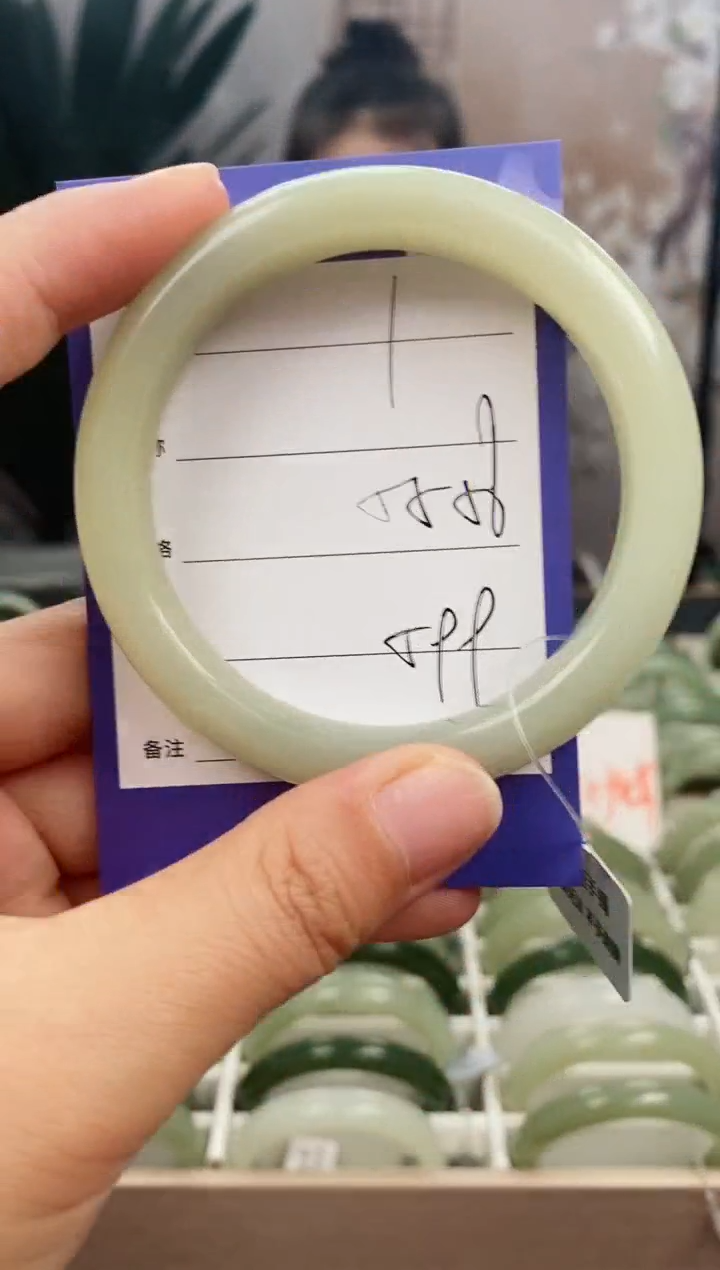 和田玉手镯未镶嵌微色差1