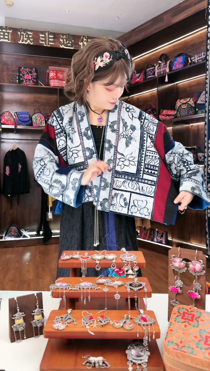 【闪购商品】织绣L30蚩梦苗族古绣