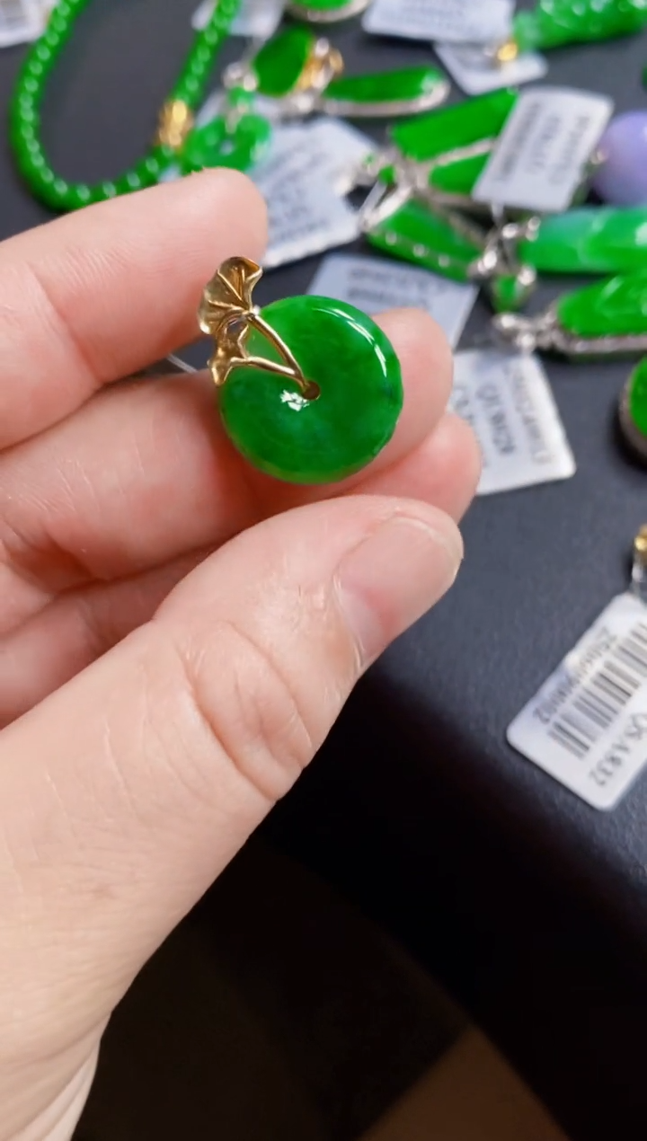 翡翠18K金镶嵌颈饰扣