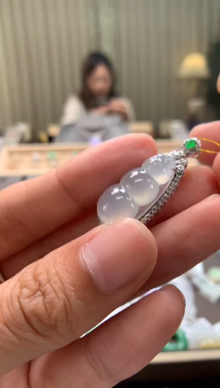 翡翠18K金镶嵌颈饰福豆