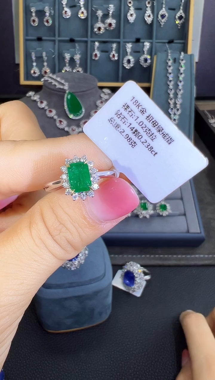 【闪购商品】祖母绿戒指18K金镶嵌戒指