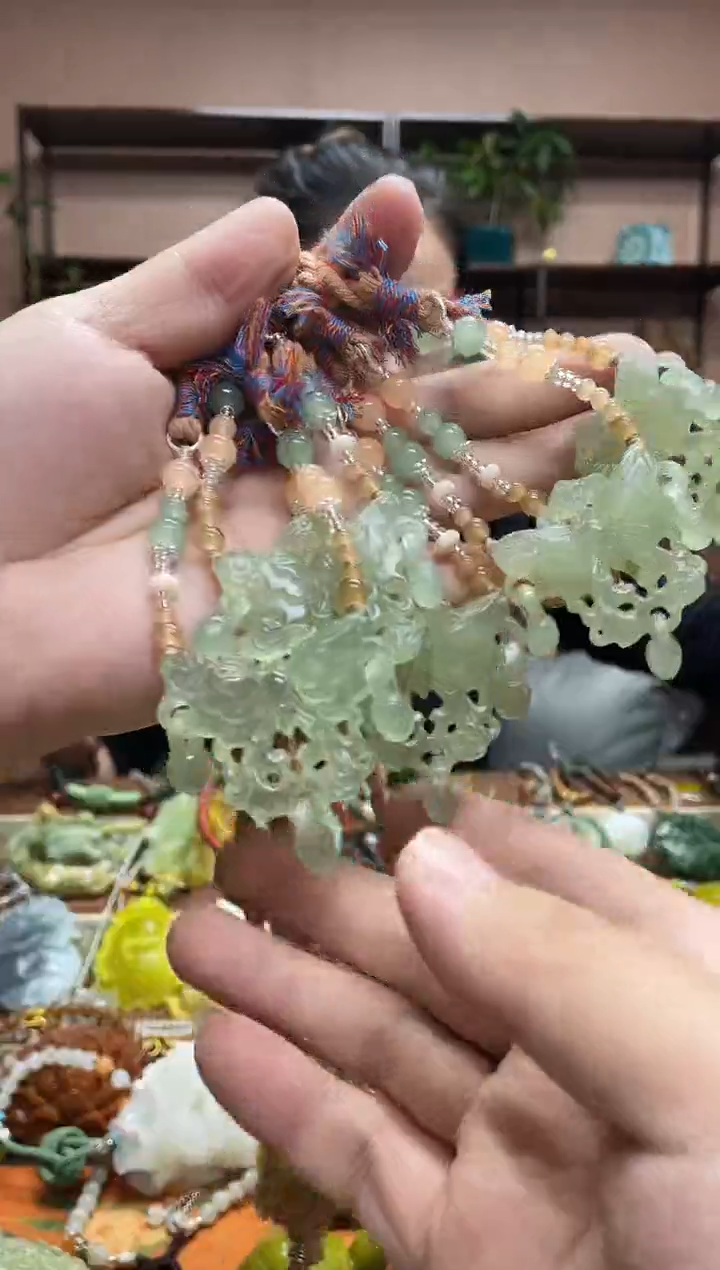 未镶嵌岫玉颈饰多样性发货发其中之一