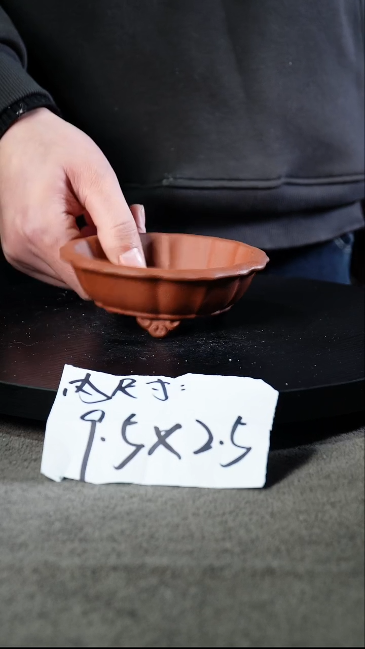 A宜兴紫砂小花盆