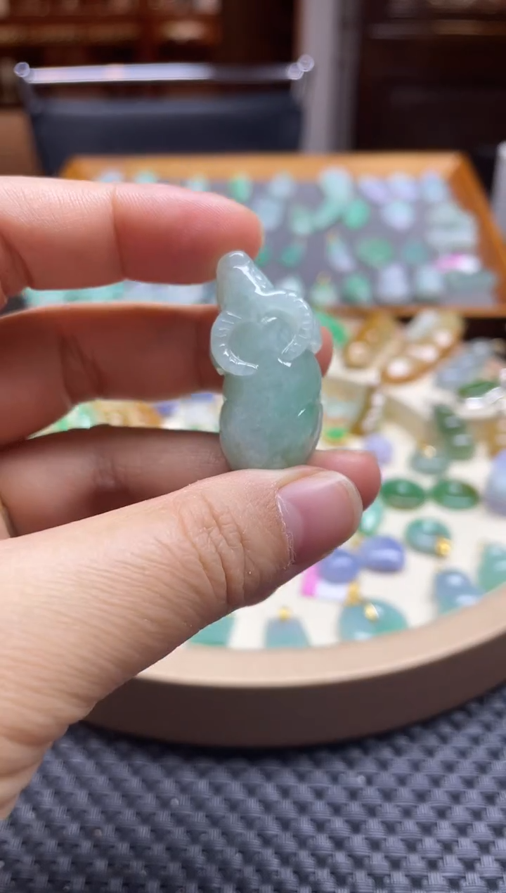 【闪购商品】翡翠颈饰未镶嵌牛