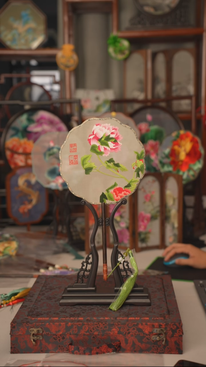 扇子苏绣作品手工团扇