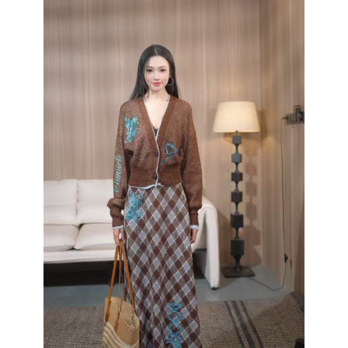 TCH私服秋款时尚休闲风烫钻淑女咖色针织开衫T75C43E5042轻奢tch