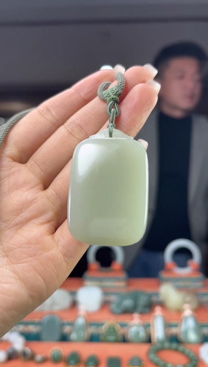 颈饰未镶嵌和田玉糖***?佩佩