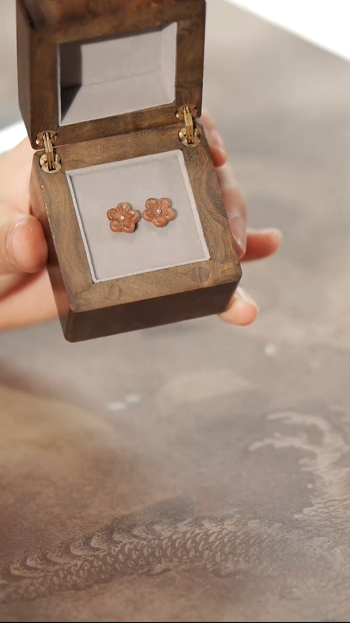 檀香木老山檀香老料梅花耳钉