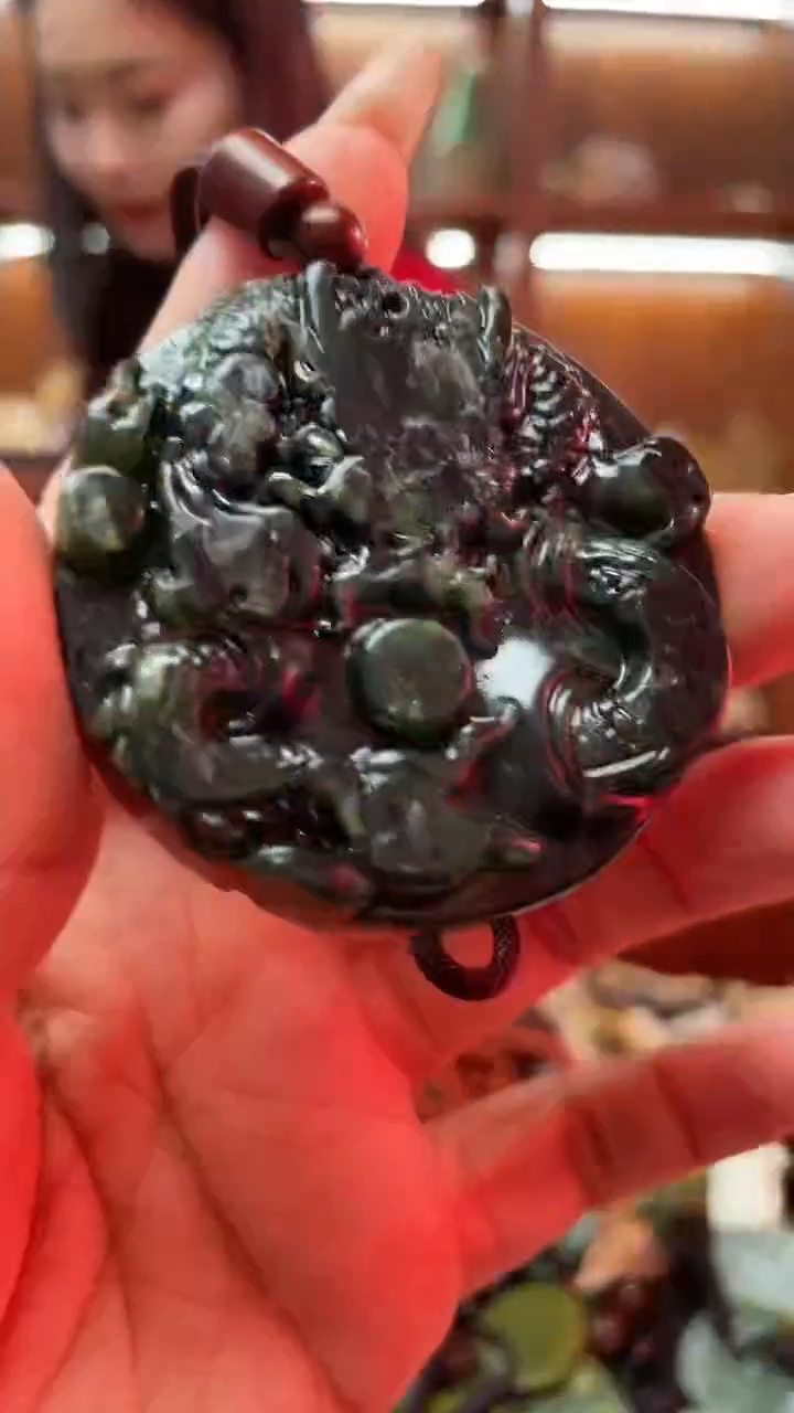 未镶嵌蛇纹石玉吊坠     
