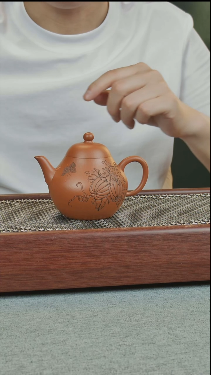 茶壶紫砂基**白高梨形浮雕壶