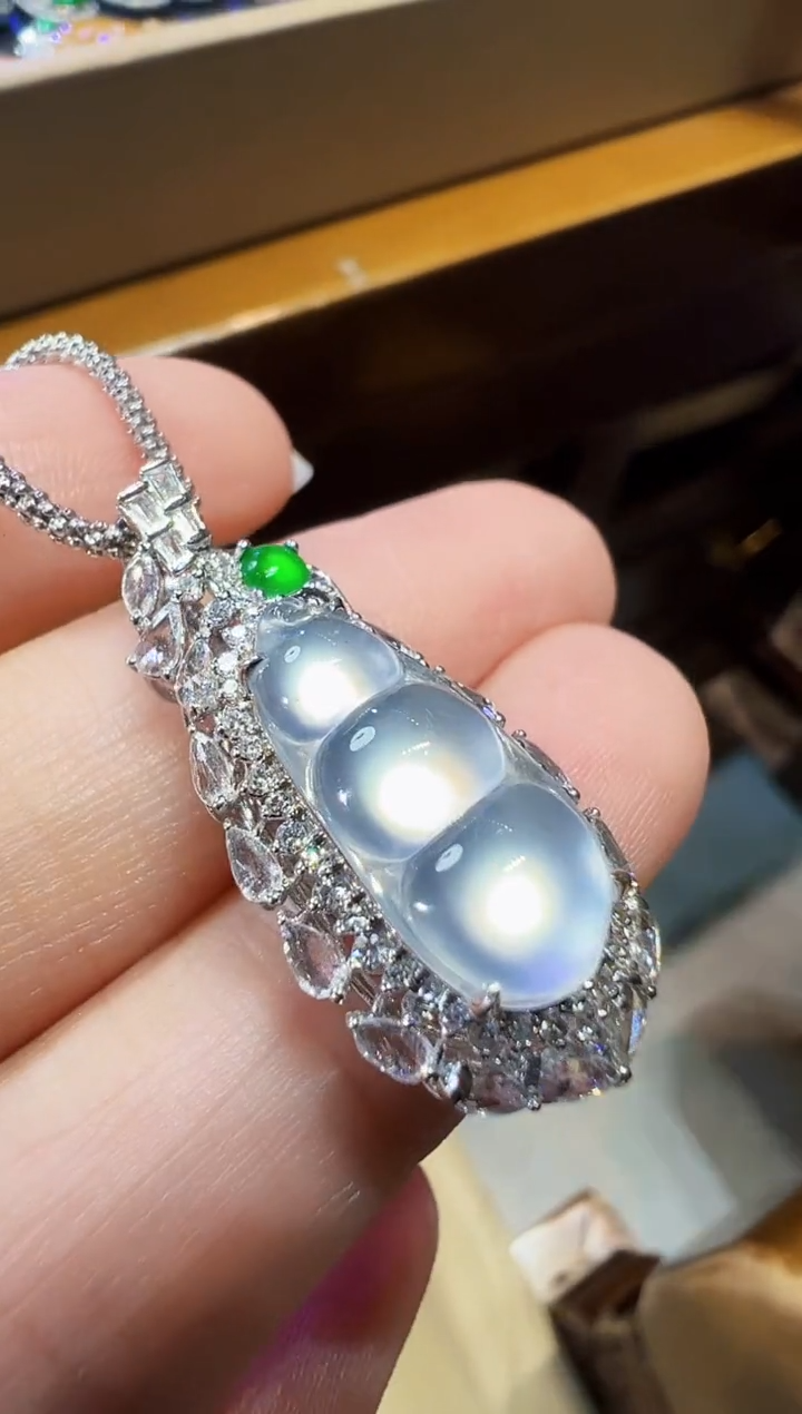 颈饰18K金镶嵌翡翠豆子