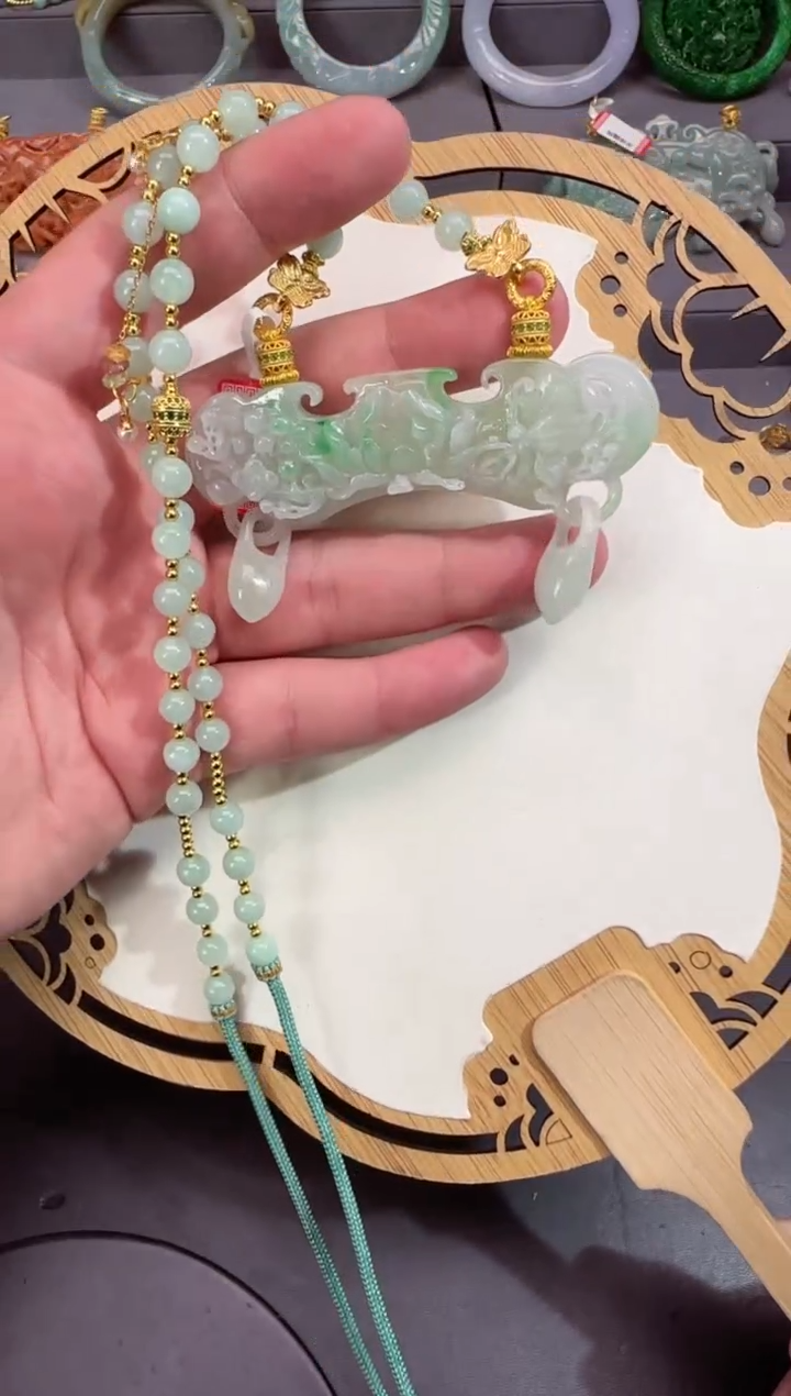 【闪购商品】翡翠颈饰未镶嵌牌子