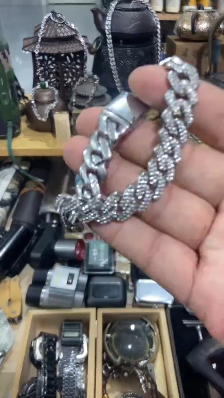 瓷片闪购商品  如图所示