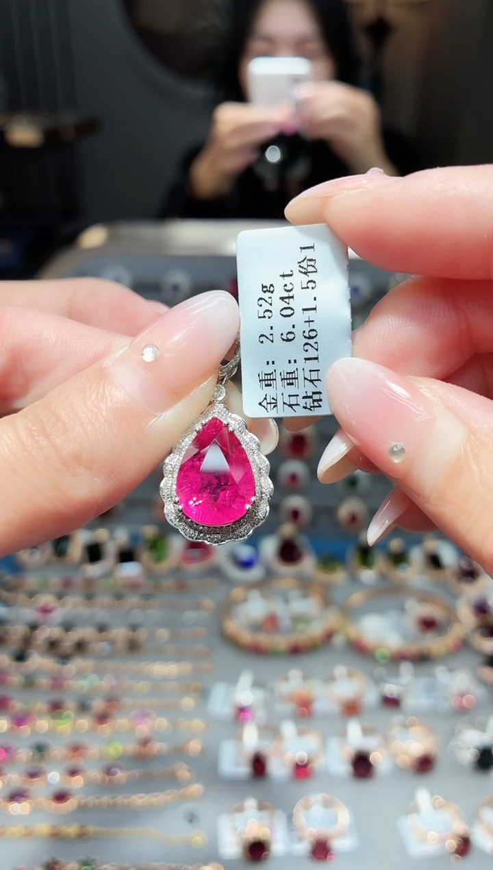 颈饰18K金镶嵌碧玺6.04ct