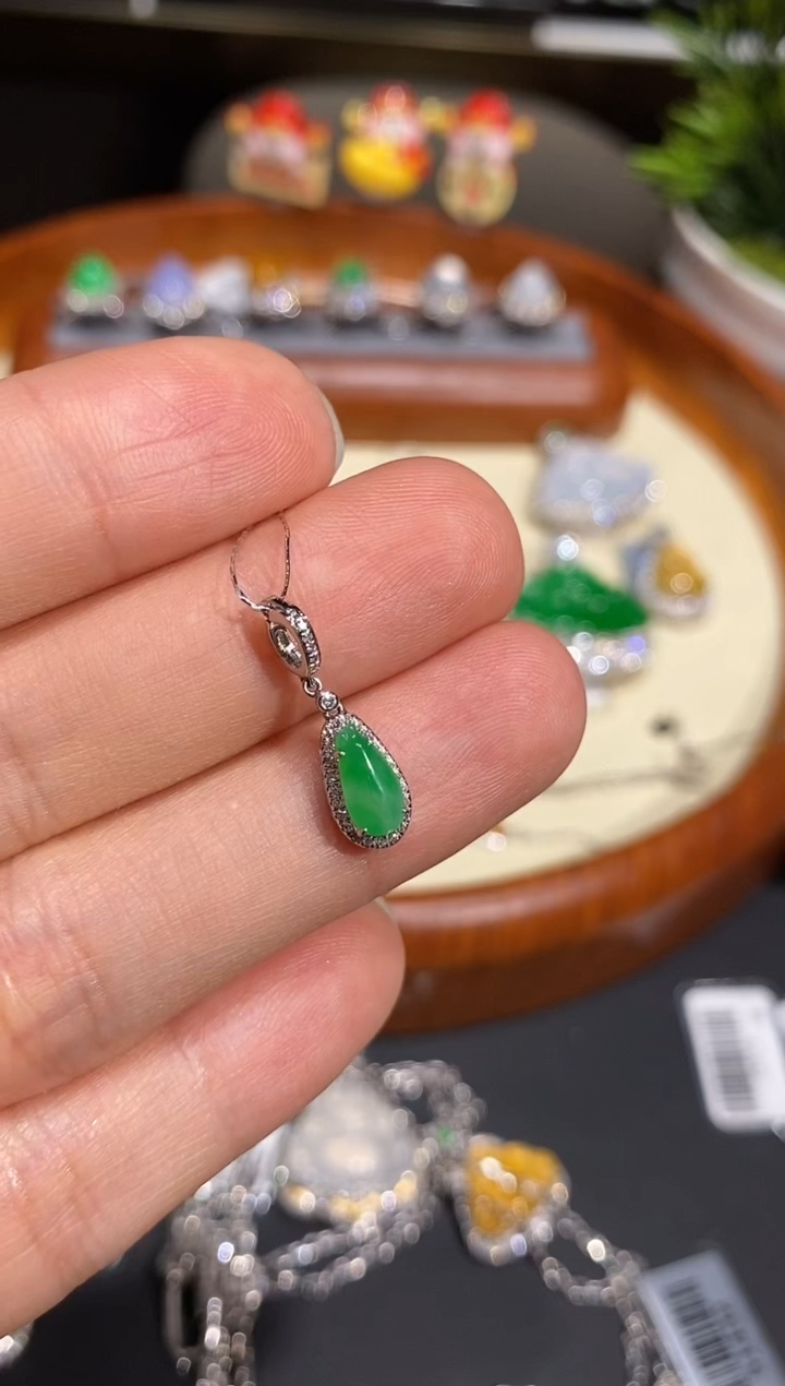 【闪购商品】翡翠颈饰18K金镶嵌吊坠