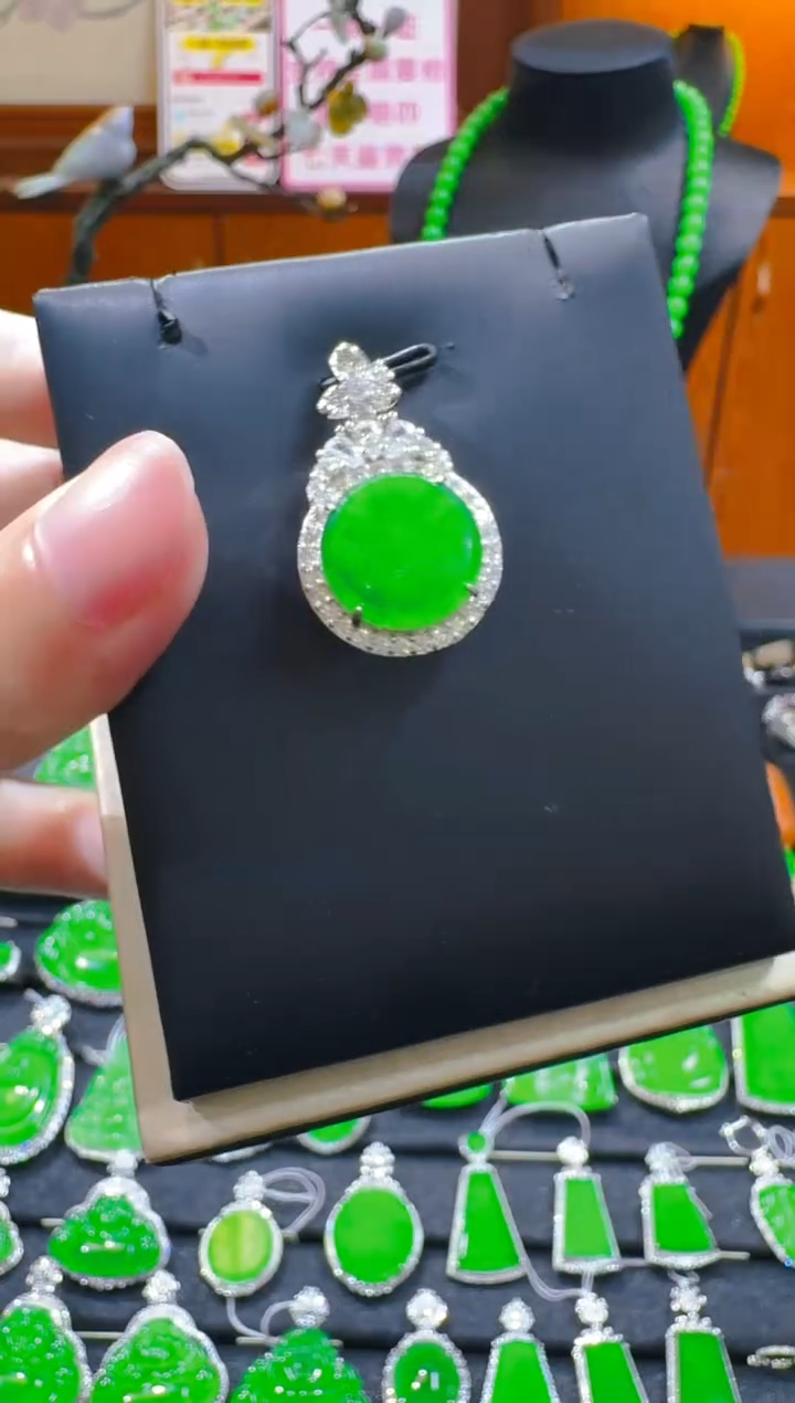 【闪购商品】翡翠吊坠(赠链)未镶嵌天然a货翡翠