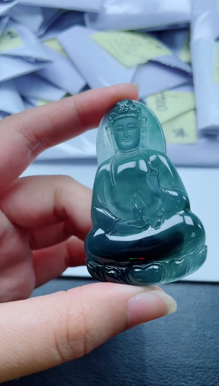 翡翠未镶嵌颈饰          