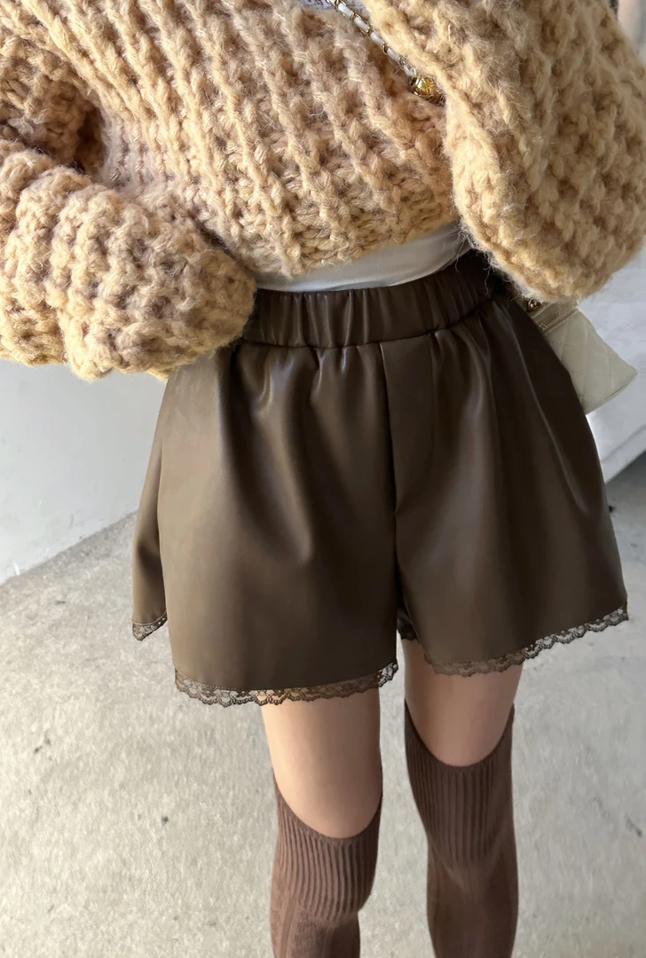 【HuiHui】 韩国东大门纯色松紧腰蕾丝边pu皮休闲短裤（A1321)
