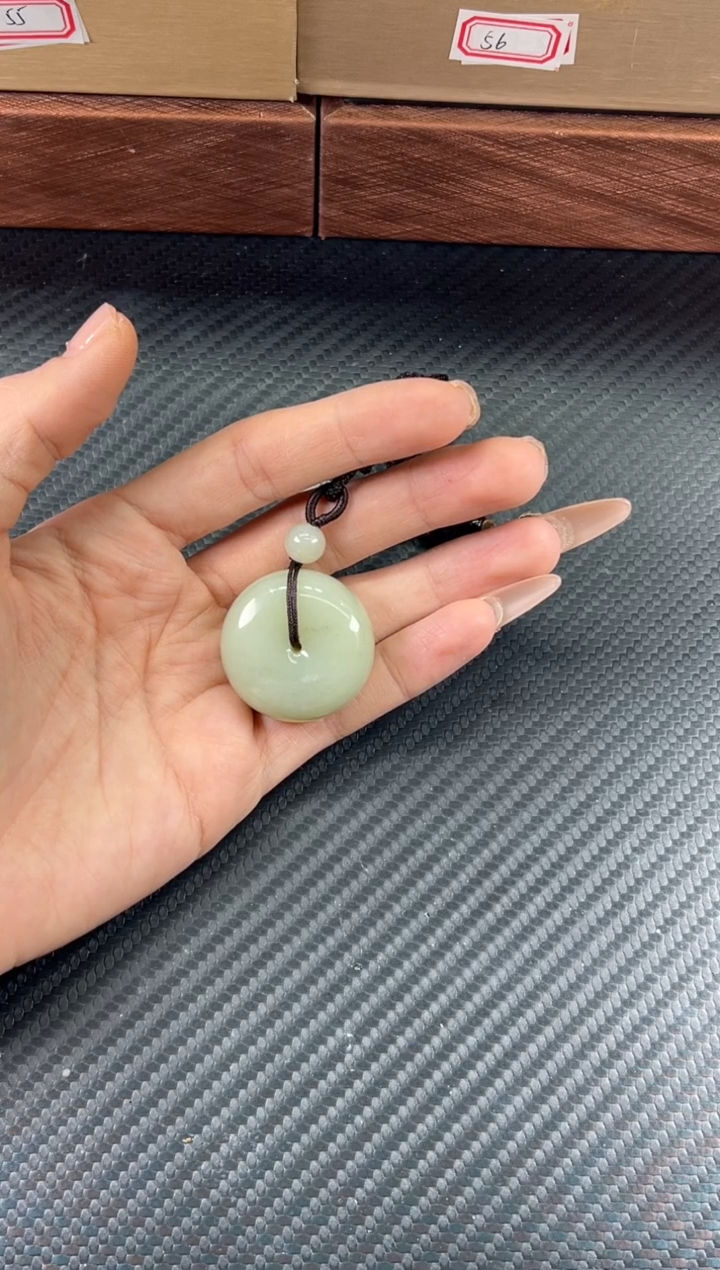 吊坠(赠链)未镶嵌和田玉且末迪克兰二细微色差平安扣