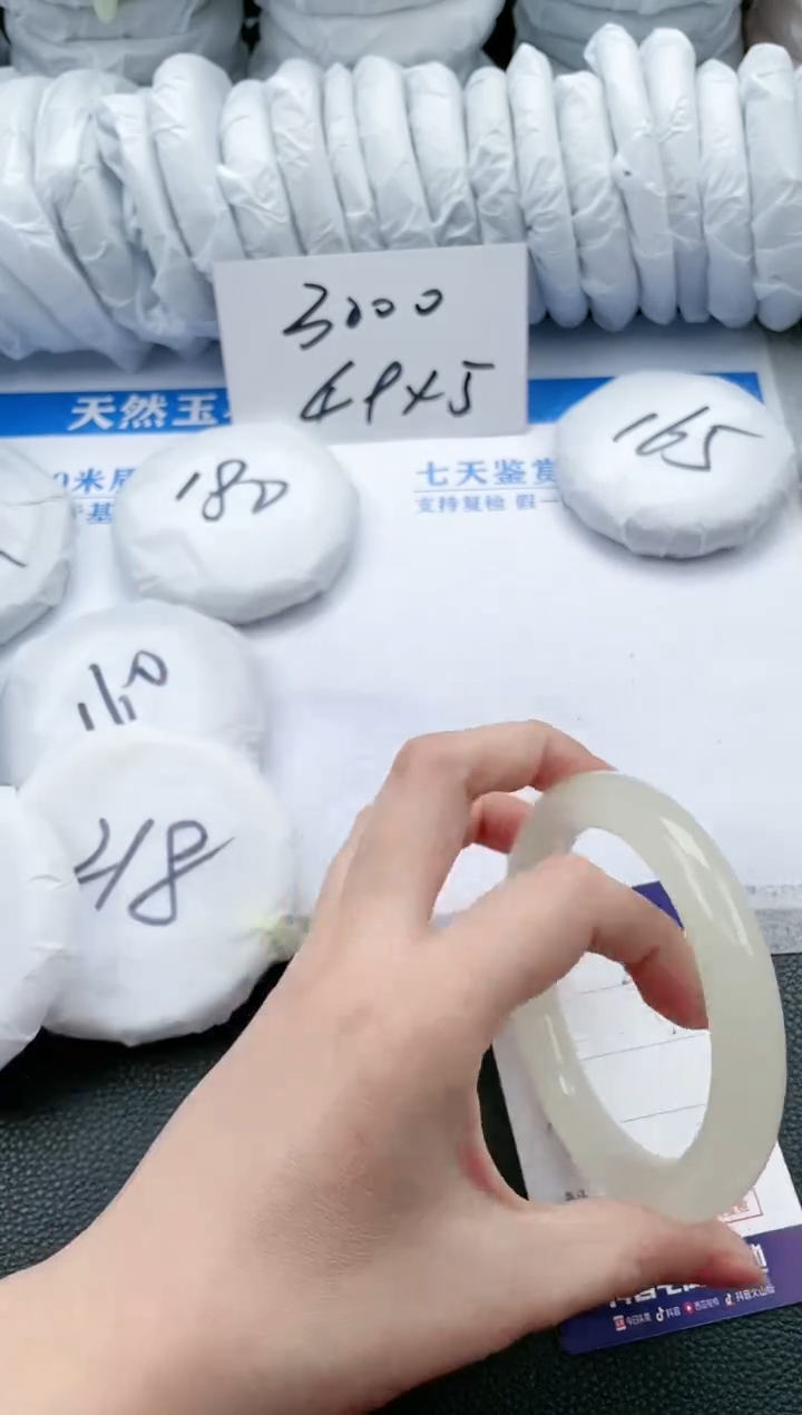 【闪购商品】石英质玉手镯未镶嵌L547